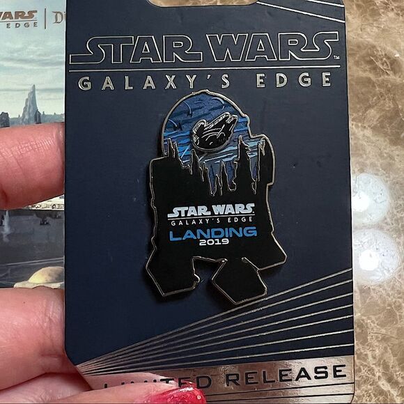 Star Wars Galaxy’s Edge Disneyland Opening 2019 Pins & Map - Picture 3 of 6